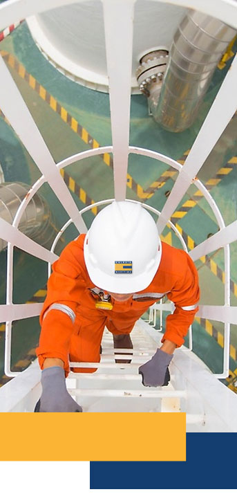 Colaborador da Galáxia em atividade operacional com foco e segurança